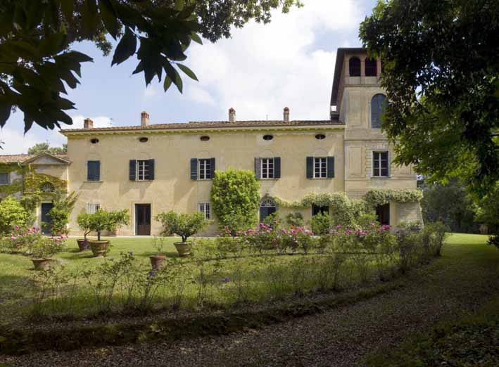 The facade and tower of villa Gioli